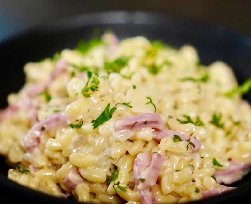 Coquillettes au jambon accompagnées de petits pois