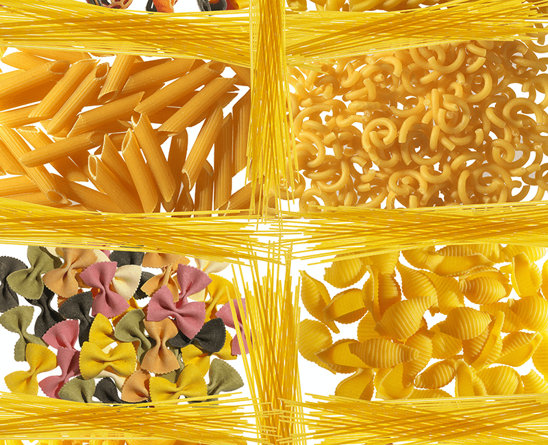 Plusieurs formes de pâtes sèches réparties dans des plateaux