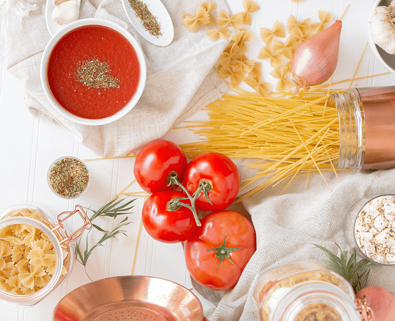 Pâtes sèches avec tomates, farine et basilic