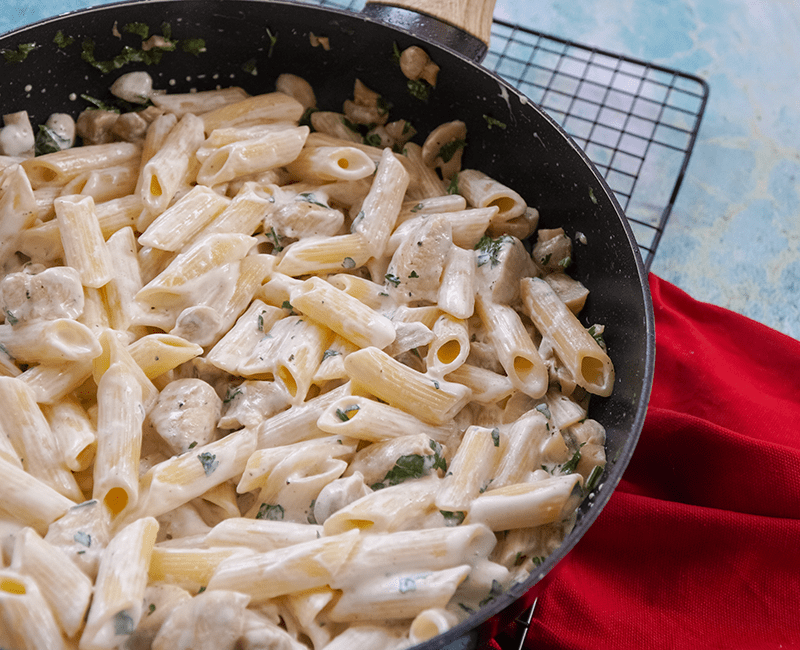 Penne dans une sauce crémeuse, présentées dans une poêle