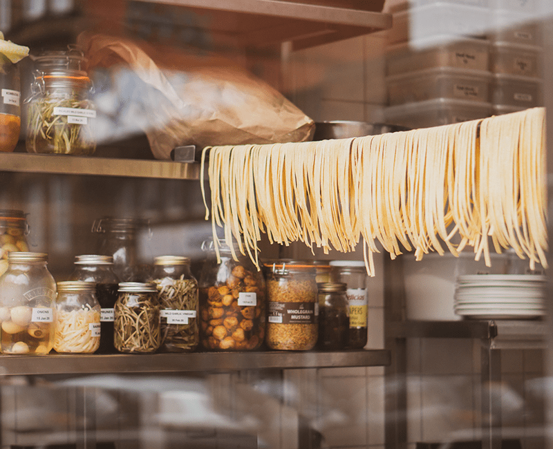 Rubans de pâtes suspendus dans une vitrine