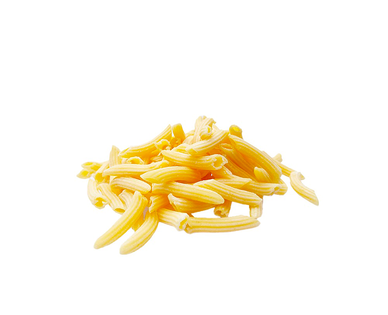 Penne sèches disposées sur un fond blanc