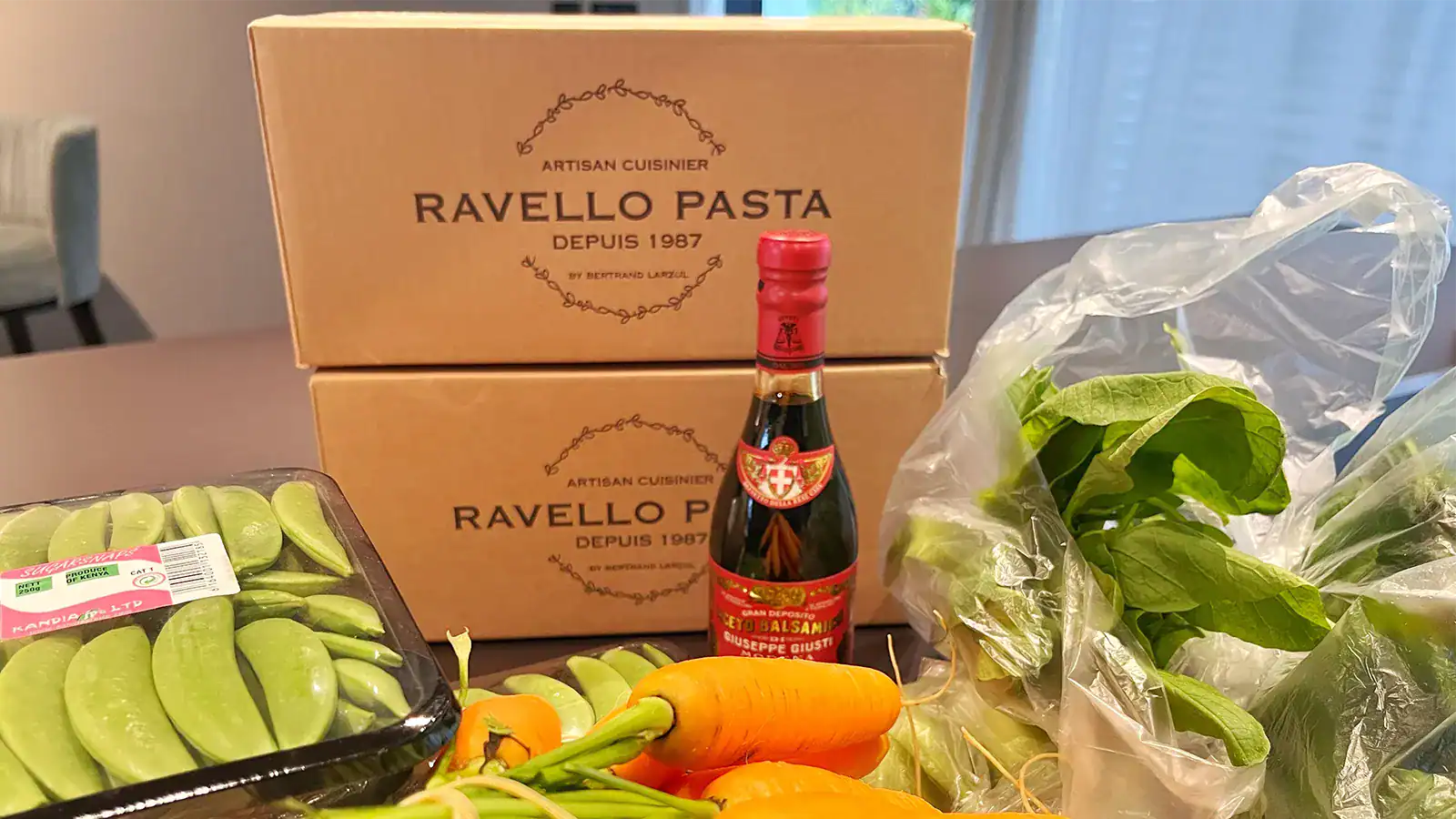 Cartons Ravello accompagnés de produits de cuisine