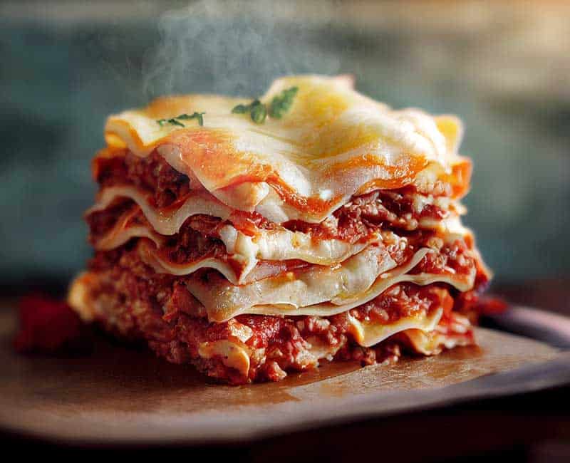 Part de lasagnes montrant les couches de pâte et de garniture