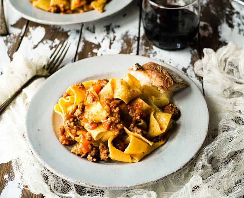 Assiette de pâtes larges accompagnées d’une garniture