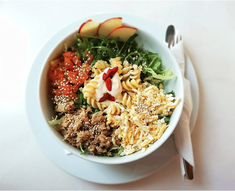 Salade de fusilli avec une garniture colorée