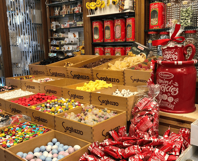 Rayonnages et paniers dans une épicerie