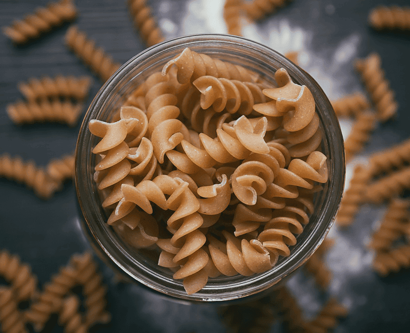 Bocal en verre contenant des fusilli secs