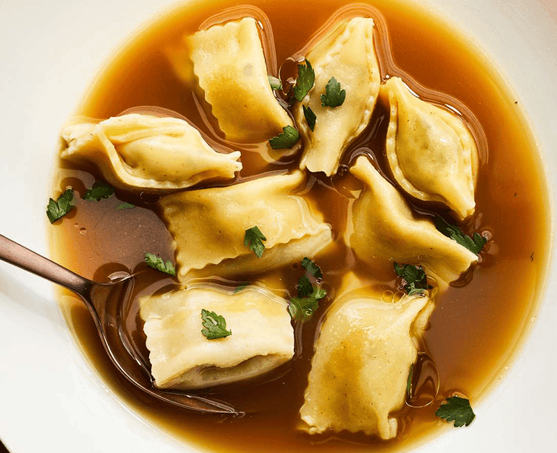 Pâtes farcies servies dans un bouillon