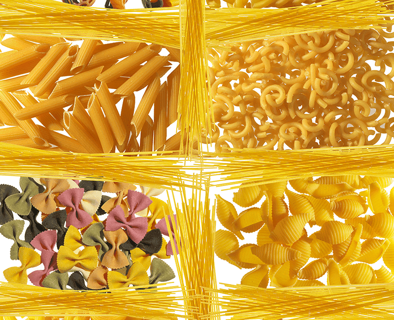 Plusieurs formes de pâtes sèches réparties dans des plateaux