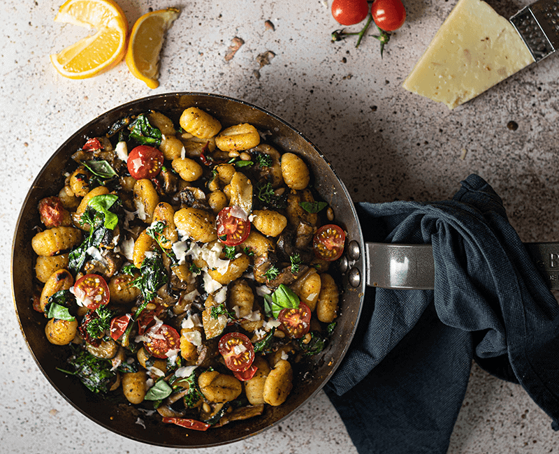 Gnocchi servis dans une poêle avec des légumes