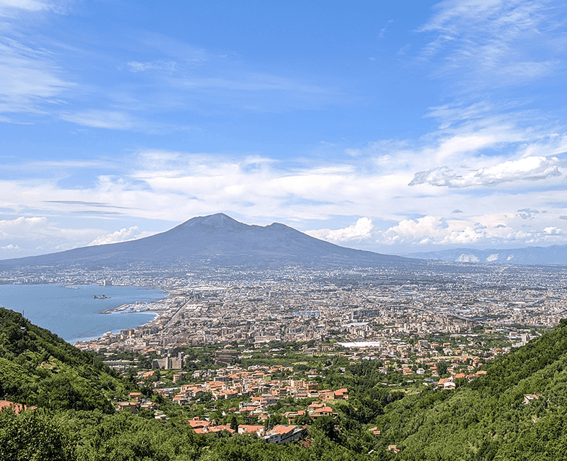 Vue d’une baie, d’une ville et d’un relief volcanique