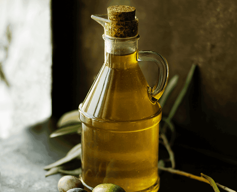 Bouteille d’huile d’olive présentée en gros plan