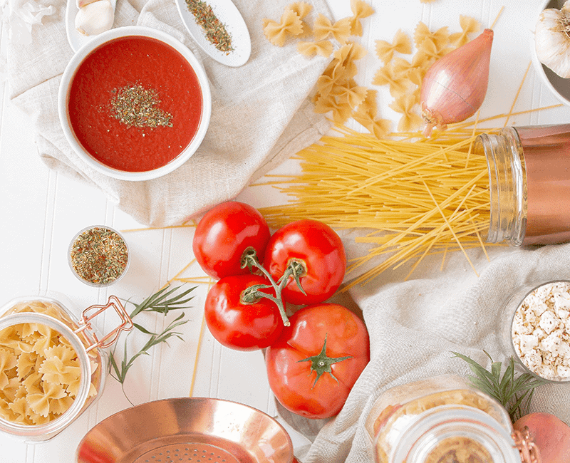 Pâtes sèches avec tomates, farine et basilic