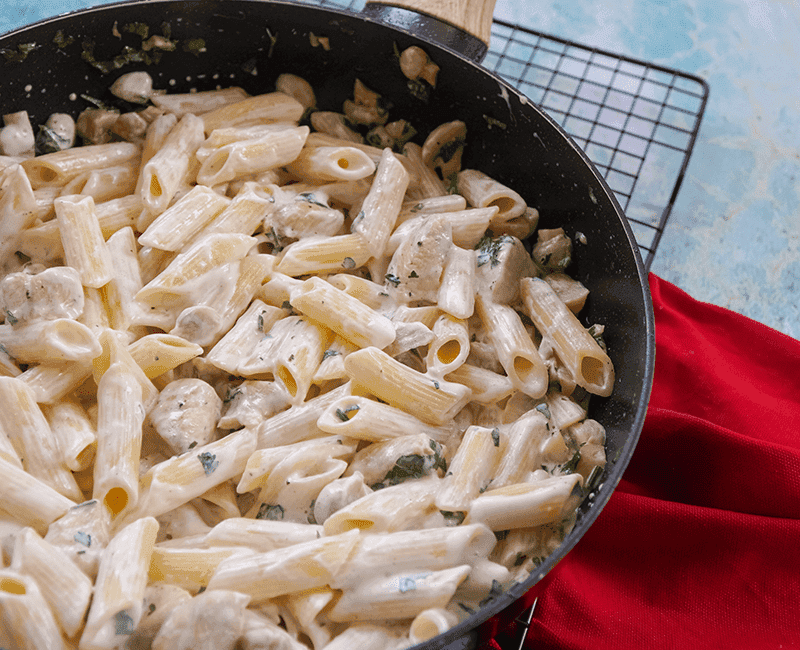 Penne dans une sauce crémeuse, présentées dans une poêle