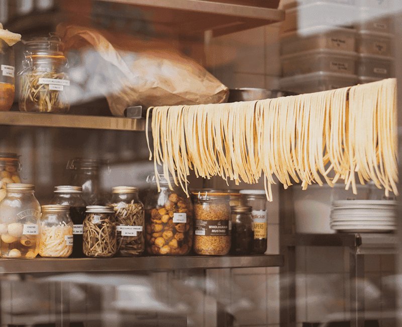 Rubans de pâtes suspendus dans une vitrine
