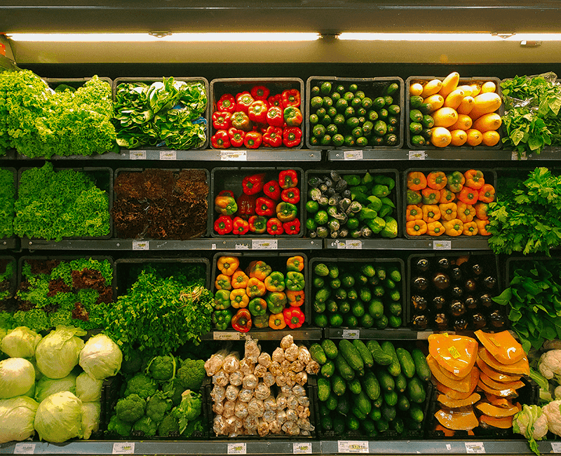 Rayons de légumes dans un commerce alimentaire