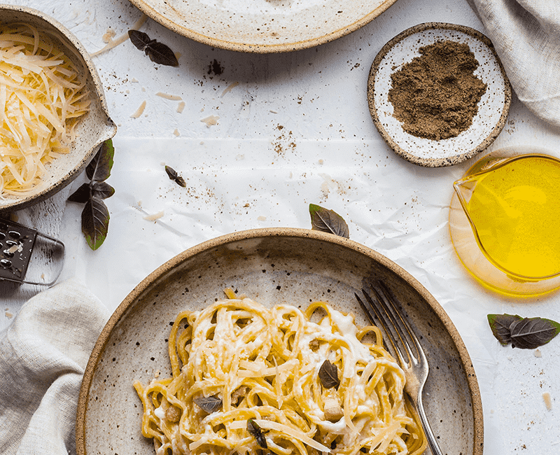 Pâtes carbonara présentées avec des œufs et du fromage