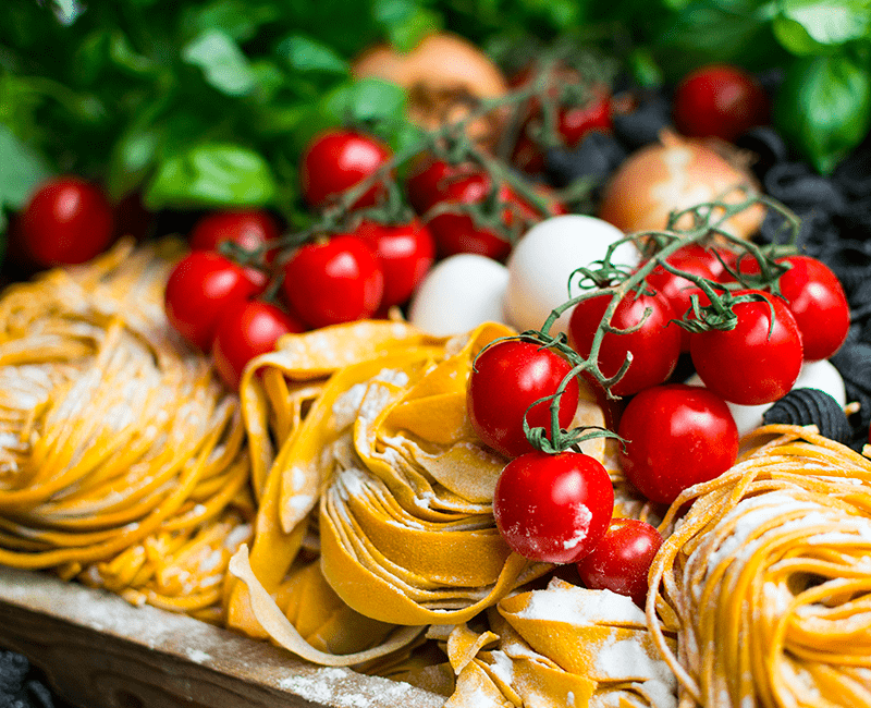 Nids de pâtes accompagnés de tomates et de basilic