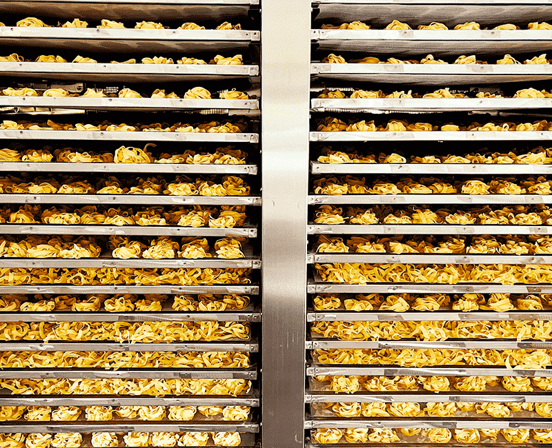 Claies de séchage portant des pâtes dans un atelier