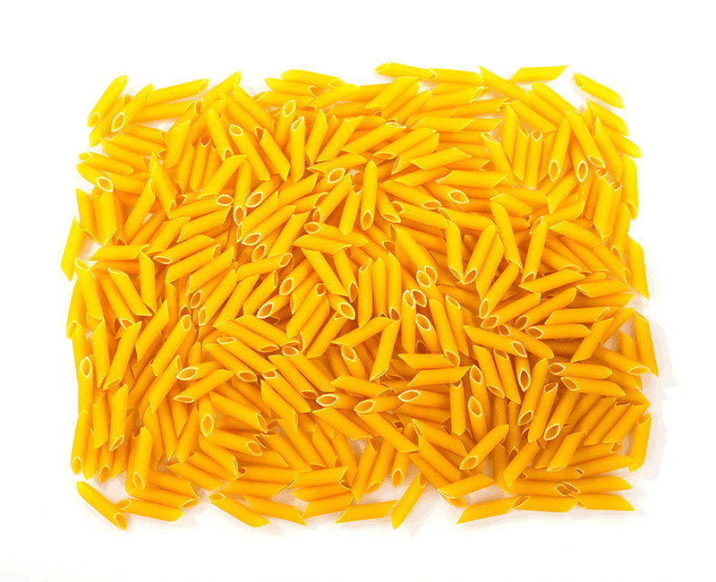 Penne sèches sur un fond blanc