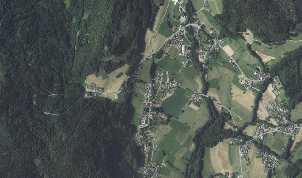 Vue aérienne des forêts et prairies autour de l’atelier Ravello, à Habère-Poche