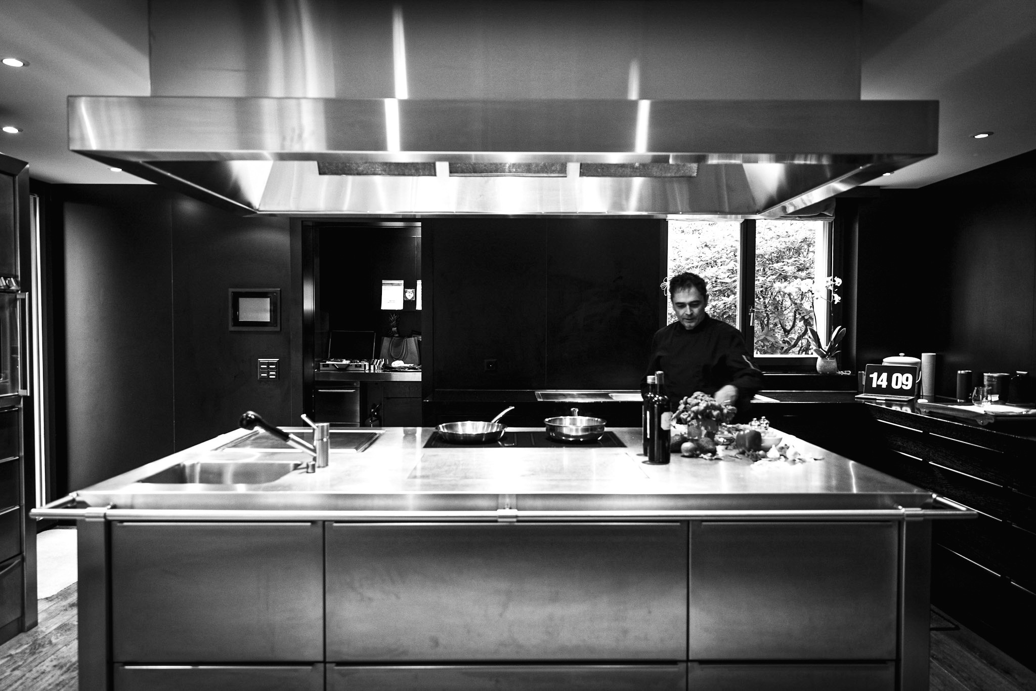 Bertrand Larzul en cuisine, photographie noir et blanc