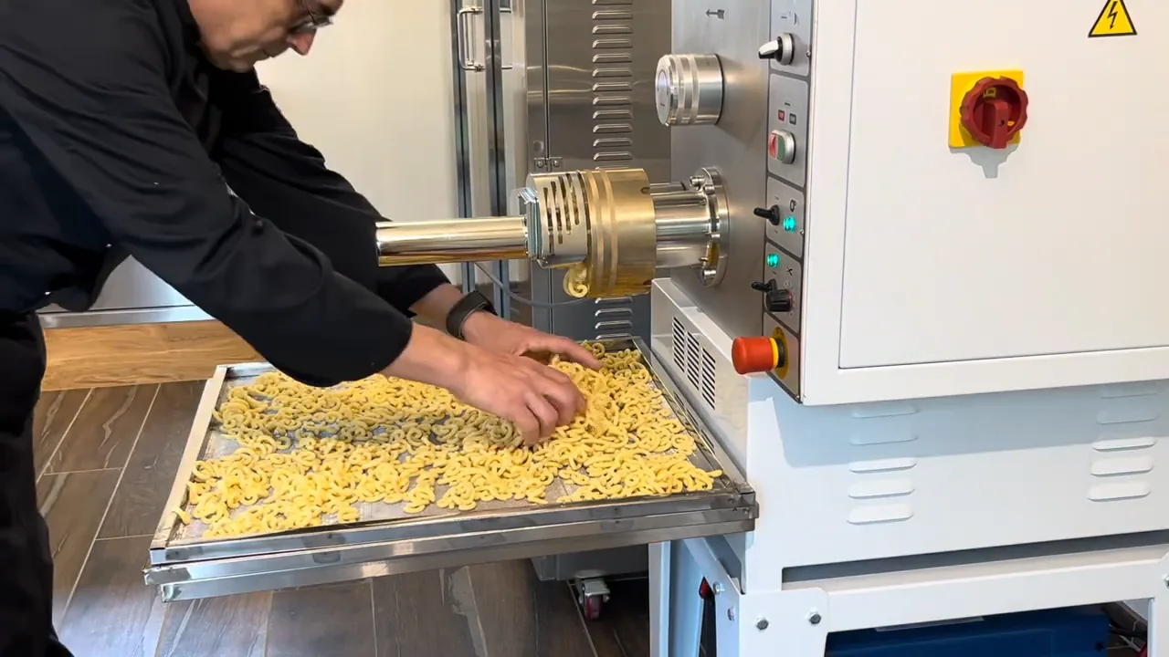 Mise en forme de nos coquillettes longues dans l’atelier Ravello.