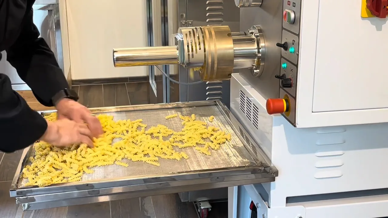 Mise en forme de nos fusilli dans l’atelier Ravello.
