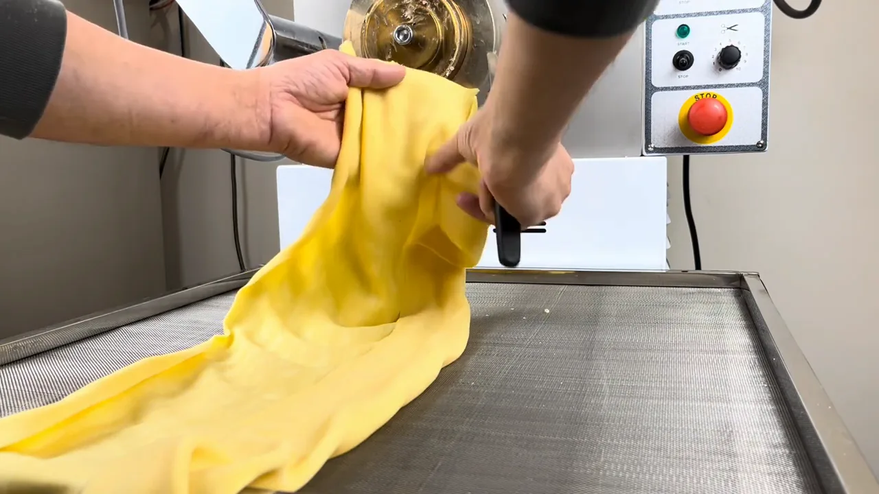 Mise en forme de nos pâtes à lasagne dans l’atelier Ravello.