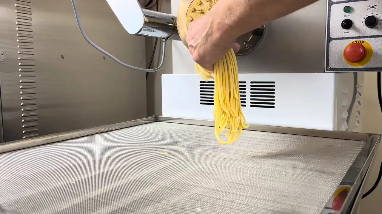 Mise en forme de nos linguine dans l’atelier Ravello.
