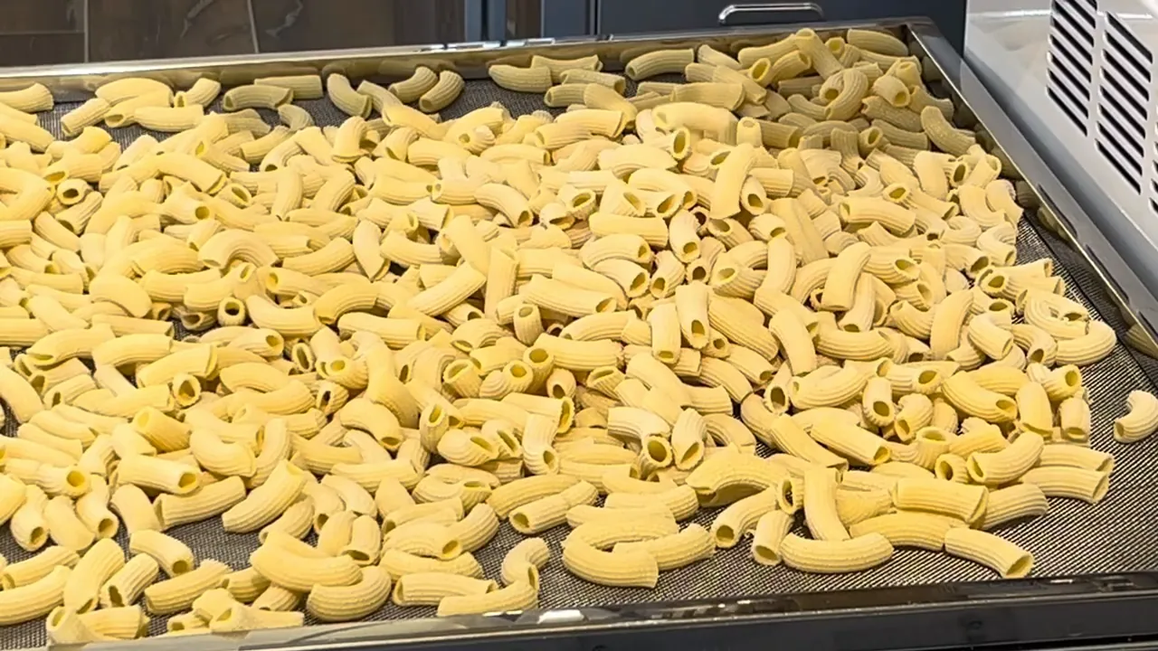 Mise en forme de nos macaroni dans l’atelier Ravello.