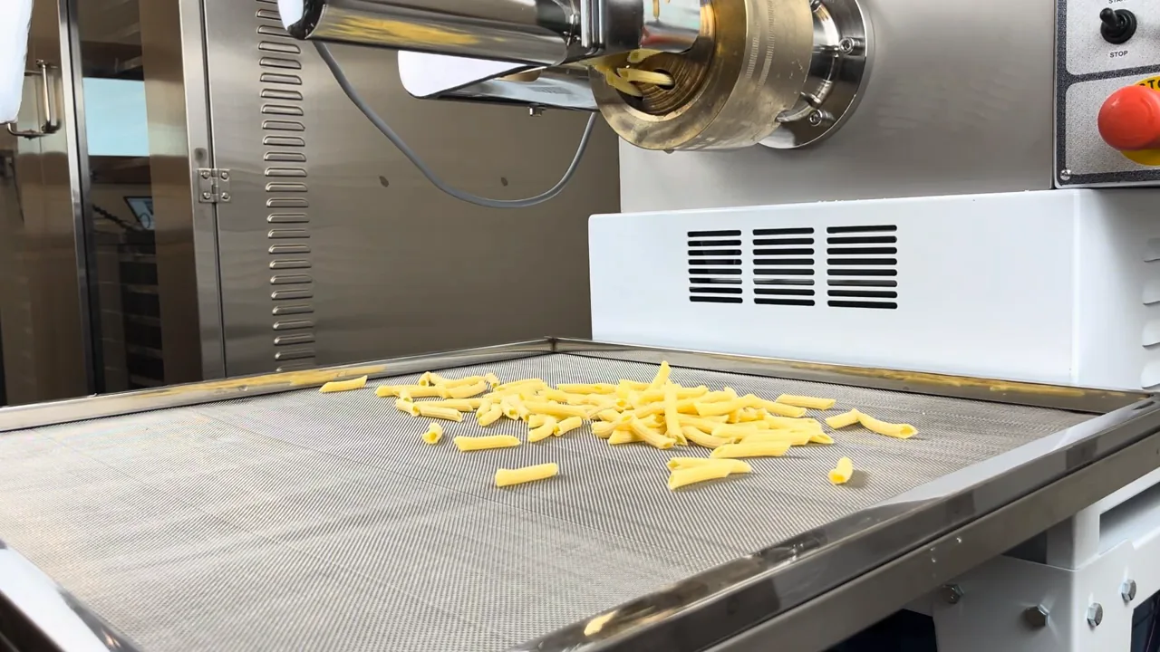 Mise en forme de nos penne dans l’atelier Ravello.
